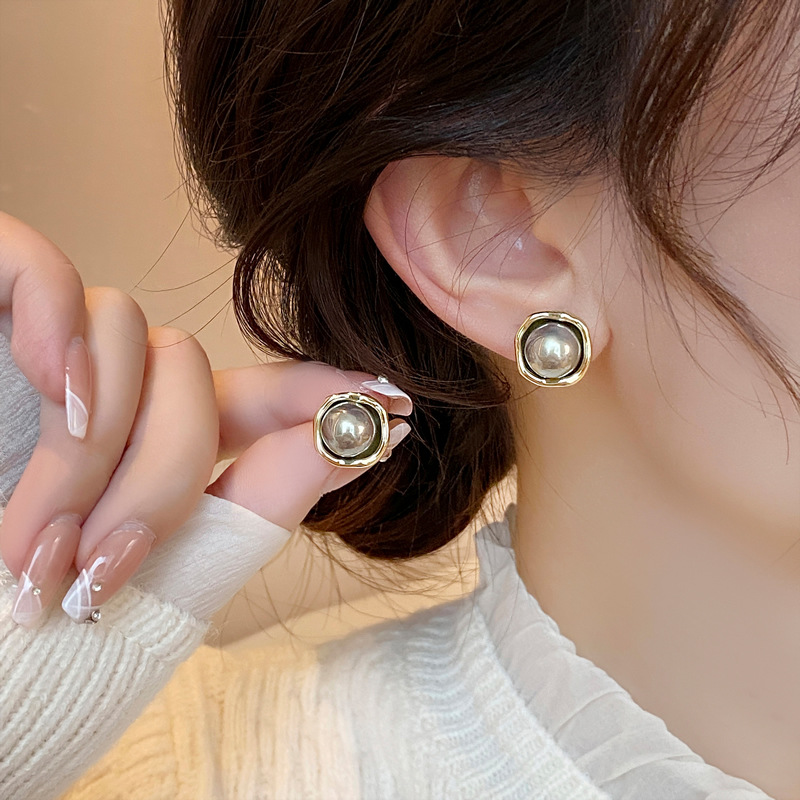 Jaelith - Elegant Black Pearl Earrings