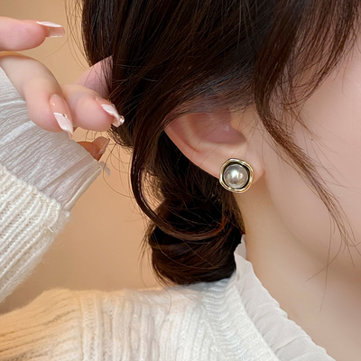 Jaelith - Elegant Black Pearl Earrings