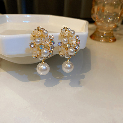 Dakota - Elegant Flower Pearl Earrings